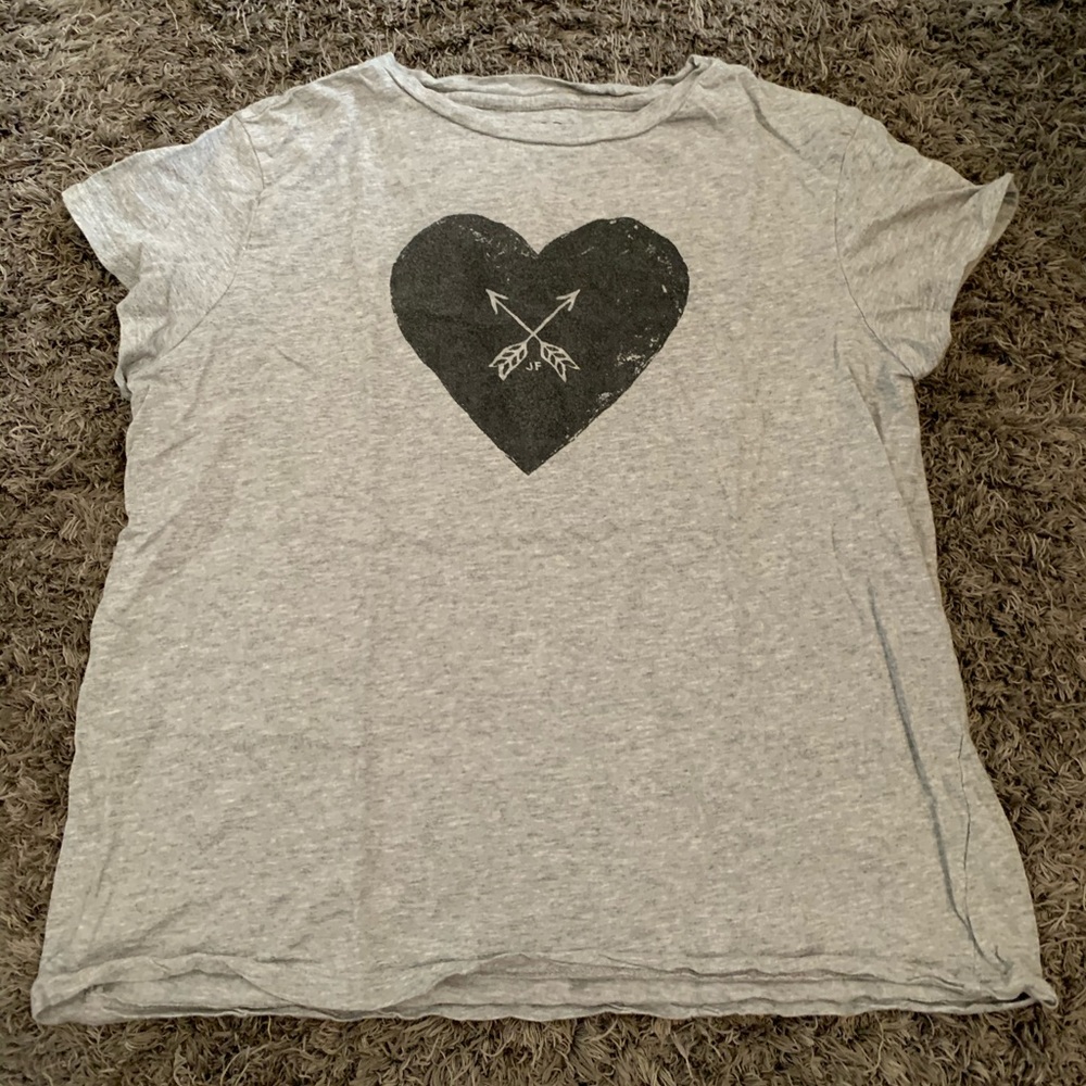 Gray t-shirt with arrow and heart